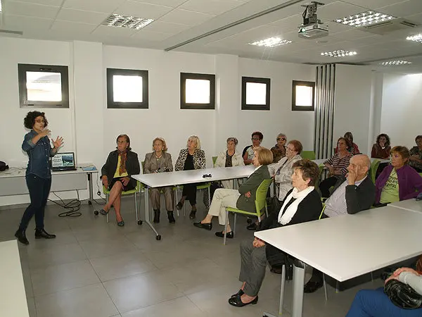 42-Asociaci&oacute;n-Mujeres-Albahaca-charla-y-ejercicios-sobre-Sue&ntilde;o-y-Salud-1074.jpg
