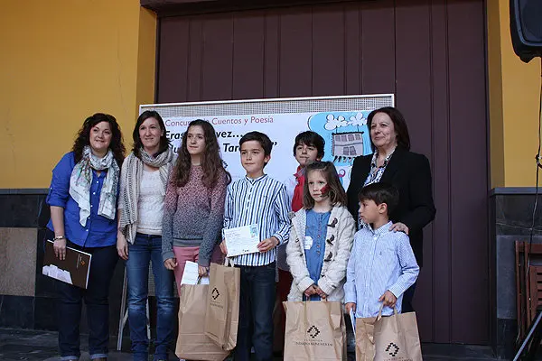 8-Ganadores-concurso-cuentos-junto-con-Tecnicos-FTM-y-Jurado-del-concurso-1074.jpg