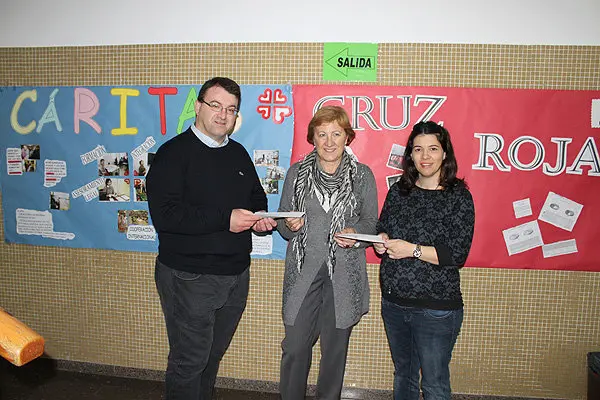 11-Donativo-a-C&aacute;ritas-y-Cruz-Roja-local-Cintru&eacute;nigo-1075.jpg