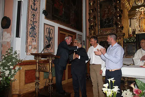 9-Joaqu&iacute;n-Garbayo-recibe-la-placa-1076.jpg