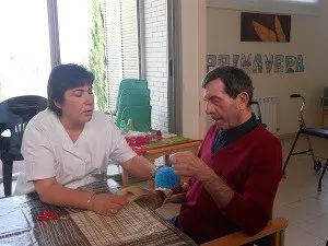 7-Arteterapia-en-el-centro-de-d&iacute;a-de-Alfaro-voluntaria-1078-300x225.jpg
