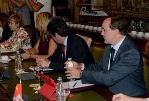 El-consejero-Esparza-a-la-derecha-durante-la-reuni&oacute;n-celebrada-hoy-en-Madrid-300x204.jpg