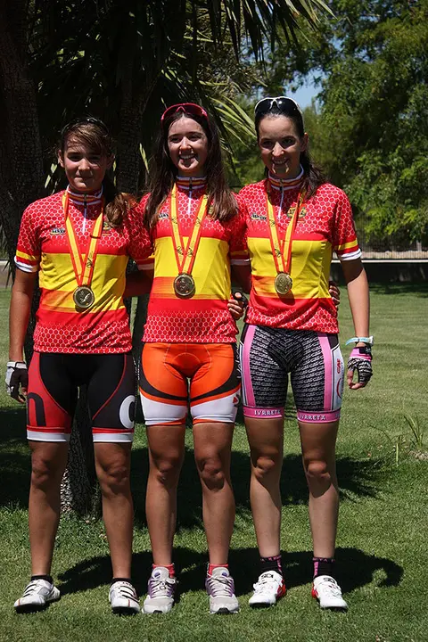 14-Campeonas-navarras-Izd-a-dcha-Ruth-Perez-Miriam-Gardachal-y-Maialen-Aramendia-1086.jpg