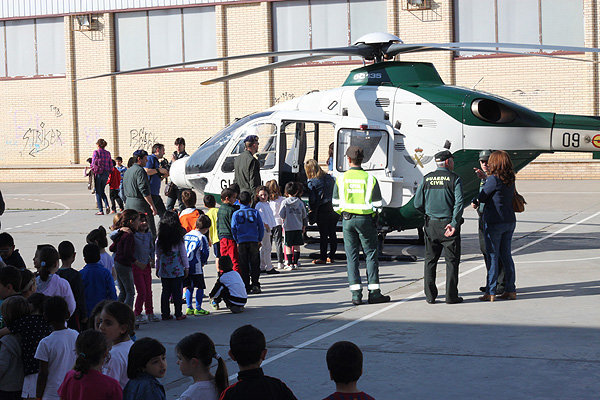 26-Exhibición-Guardia-Civil-en-el-colegio-helicóptero-1087.jpg