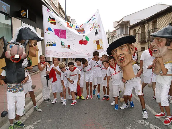 13-MILAGRO-Chicos-con-la-pancarta-1091.jpg