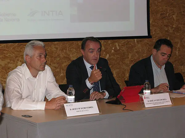 24-Esparza-flanqueado-por-Jes&uacute;s-M&ordf;-Echeverr&iacute;a-i.-e-Ignacio-Gumege-d.-en-la-jornada-del-INTIA-1091.jpg