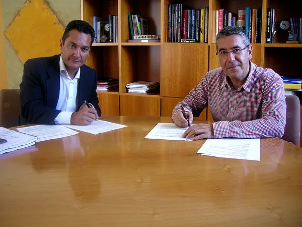 9-Firma-entre-Esteban-Prada-y-el-consejero-Antonino-Burgos-1095.jpg