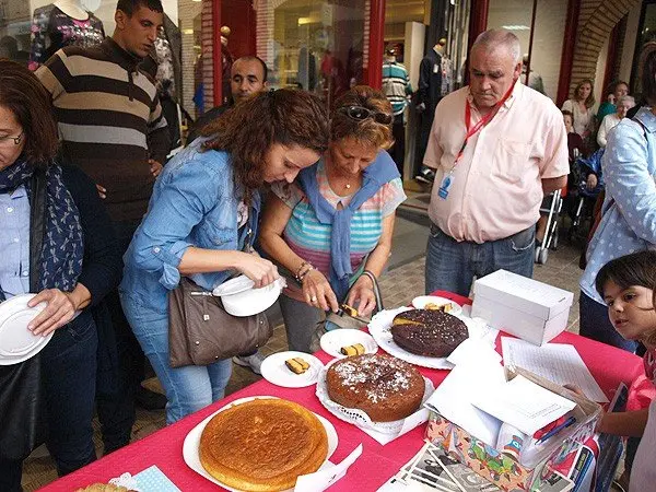 30-Bizcocho-solidario-cortando-1096.jpg