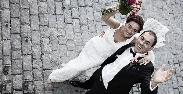 Unos novios disfrutan de su boda