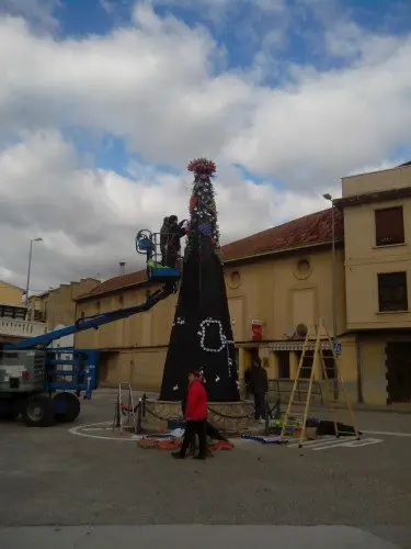 21-Montando-&aacute;rbol-reciclado-en-Falces.jpg