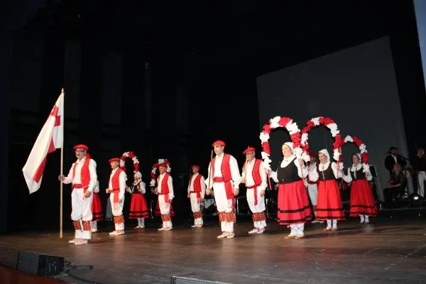 6-Grupo-Danzas-Espect&aacute;culo-Actuaci&oacute;n-del-50-aniversario-en-el-Gaztambide-1107.jpg