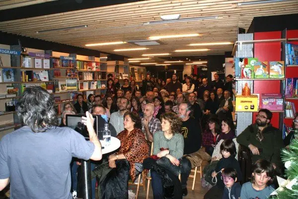 7-Presentaci&oacute;n-del-libro-fotogr&aacute;fico-Durmiendo-con-Lobos-de-Andoni-Canela-1108.jpg