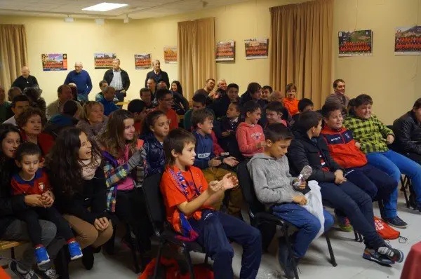 30-Pe&ntilde;a-Osasunista-de-Fusti&ntilde;ana-homenaje-a-Patxi-Pu&ntilde;al-ni&ntilde;os-1109.jpg