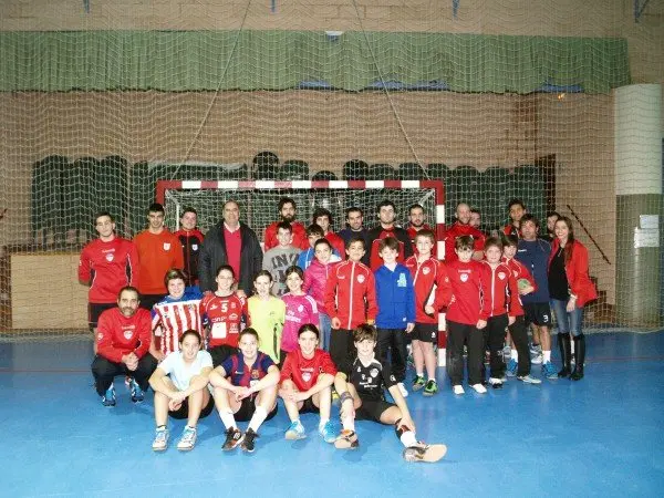 12-Juan&oacute;n-de-la-Puente-con-jugadores-y-t&eacute;cnicos-del-BM-Bardenas-1114.jpg