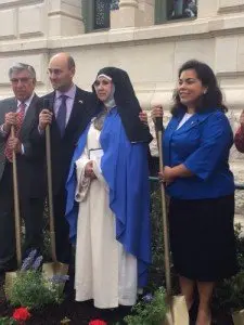 9-Sor-Mar&iacute;a-en-Texas-actriz-con-el-alcalde-1118-225x300.jpg