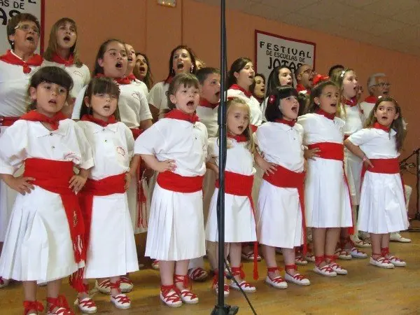 8-Ni&ntilde;as-cantando-jotas-en-Cadreita-1126.jpg