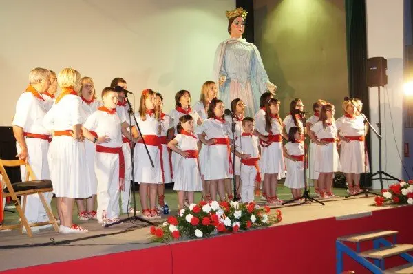 9-Escuela-de-Jotas-Fusti&ntilde;ana-grupo-cantando-1129.jpg