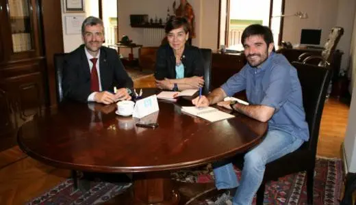 alfonso-carlosena-rector-de-la-unav-eloisa-ramirez-vicerrectora-y-el-alcalde-eneko-larrarte-014145.jpg