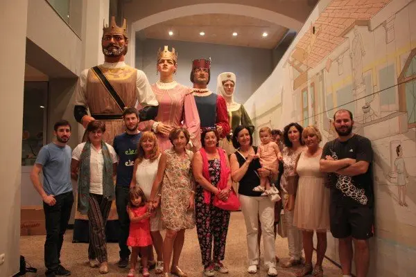 6-Blanca-de-Navarra-completa-la-Comparsa-de-Gigantes-11342.jpg