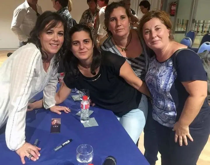 6-Arantxa-Anoro-en-la-firma-de-libros-foto-de-Ana-Colio-1143.jpg