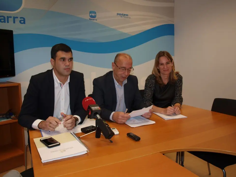 Los concjelaes del PPN de Tudela, junto al parlamentario del PPN, Javier Garc&iacute;a
