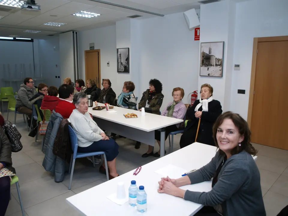15-Charla-sobre-parejas-de-hecho-a-cargo-de-la-abogada-Socorro-D&iacute;ez-1157.jpg