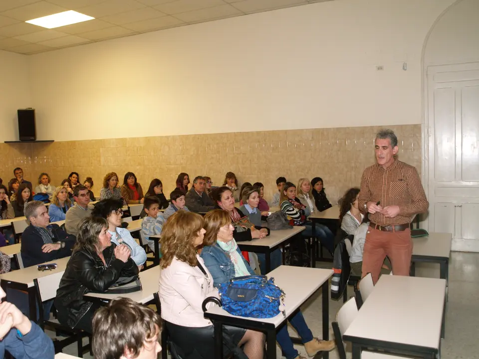 6-Charla-Adicciones-a-cargo-de-Jes&uacute;s-Ayensa-1165.jpg