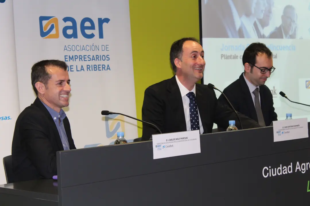 12-Charla-ciberseguridad-en-la-AER-1165.jpg