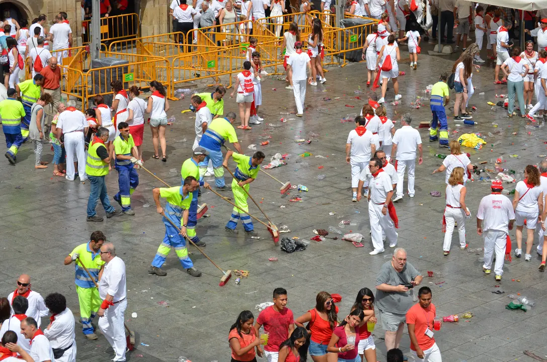 52-Vidrio-en-la-Plaza-de-los-Fueros-tras-el-cohete-1168.jpg