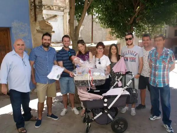 La Moskera realiza el homenaje al primer nacido de fiestas