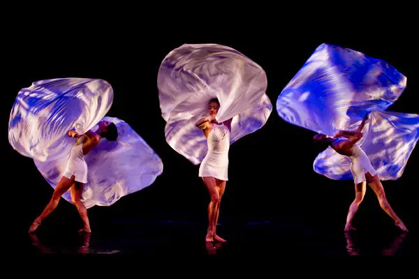 Momix.jpg