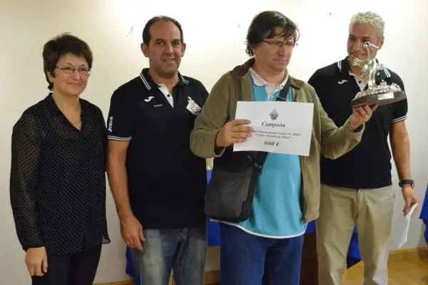 El-Maestro-Intrnacional-Pablo-Glavina-recibiendo-Cig&uuml;e&ntilde;a-de-Plata.jpg