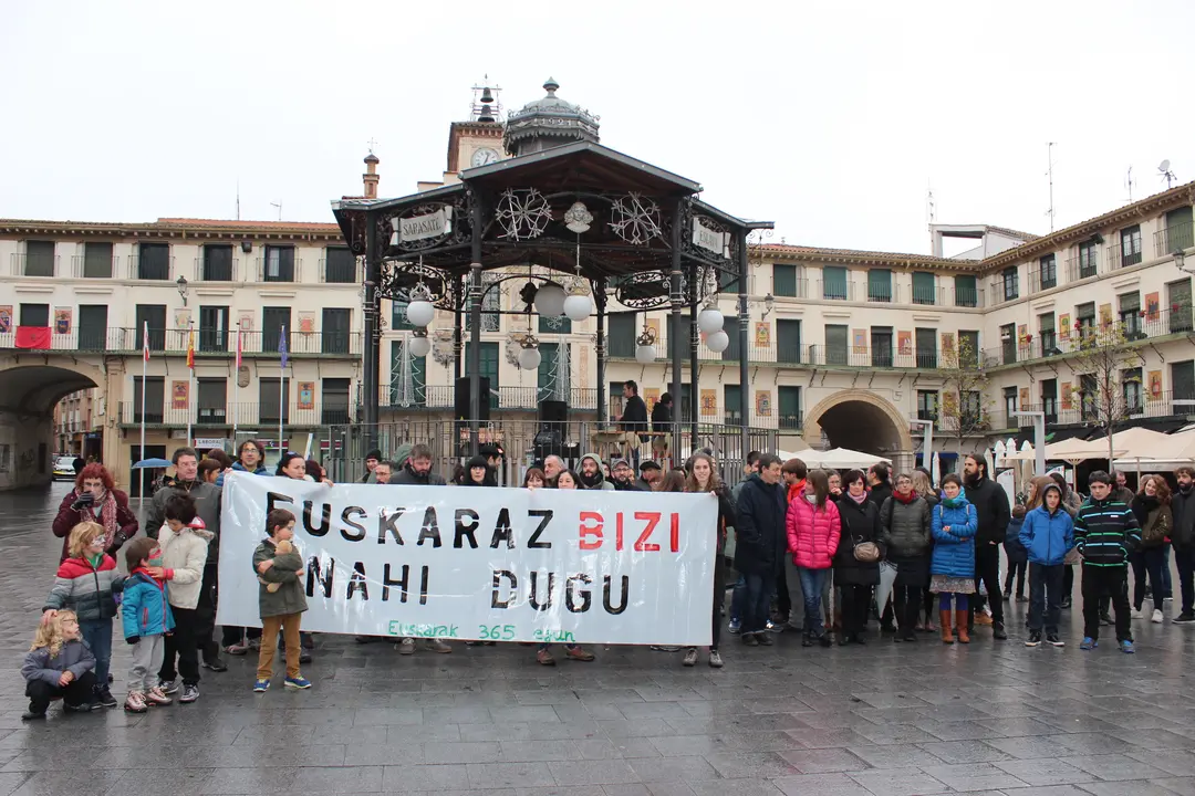 3-Concentraci&oacute;n-en-plaza-de-los-fueros-de-tudela-d&iacute;a-del-euskera-3-12-16-1182.jpg