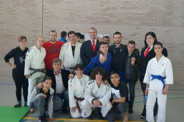 Parte-del-equipo-del-Shogun-junto-a-su-entrenador.jpg
