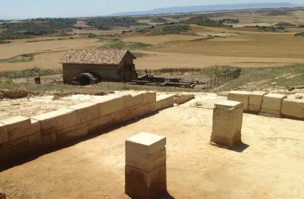 El-criptoportico-y-al-fondo-las-termas.jpg