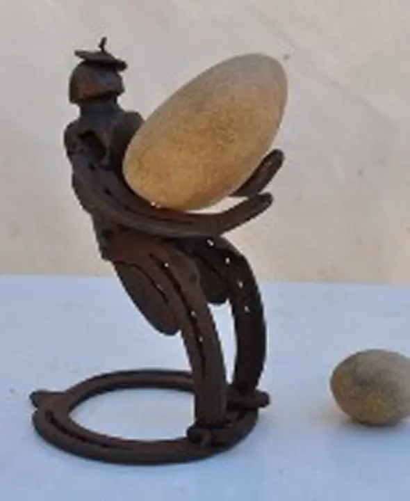 Escultura-con-herraduras.jpg