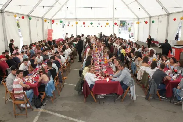 Fiestas-de-la-juventud.-Comida-j&oacute;venes-009.jpg