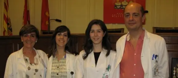 Las-premiadas-la-farmac&eacute;utica-Marta-G&oacute;mara-Lomera-segunda-por-la-izquierda-y-M&ordf;-Jes&uacute;s-Rodrigo-Sanju&aacute;n-flanqueadas-por-los-jefes-de-servicio-de-Microbiolog&iacute;a-Mar&iacute;a-Jes&uacute;s-Revillo-y-Oftalmolog&iacute;a-Luis-Pablo.jpg