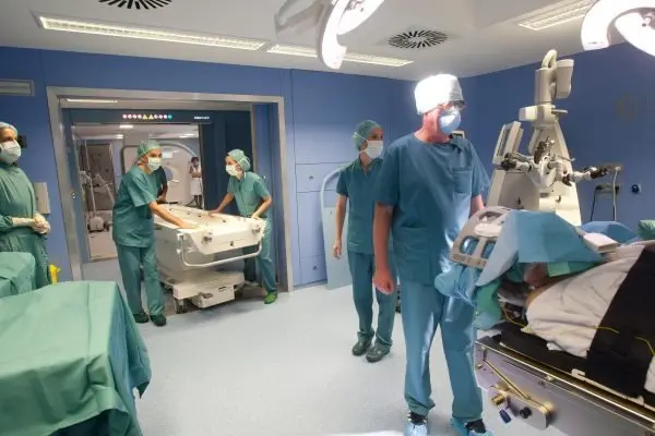 Especialistas-con-la-resonancia-m&aacute;gnetica-intraoperatoria.jpg