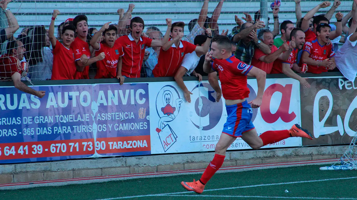 Sergio Escuder celebra un gol al Uni&oacute;n Adarve