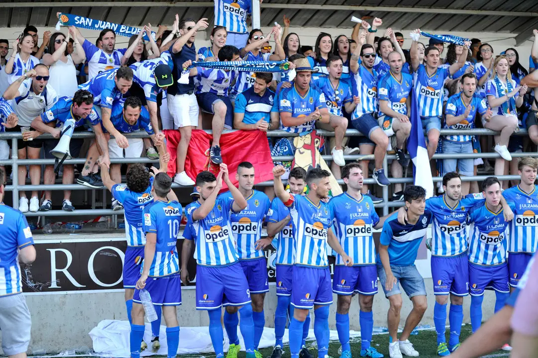 Los jugadores del Cirbonero, con su afici&oacute;n