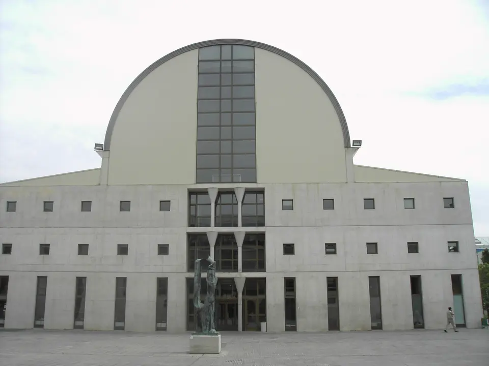 Universidad_P&uacute;blica_de_Navarra_in_August_2004