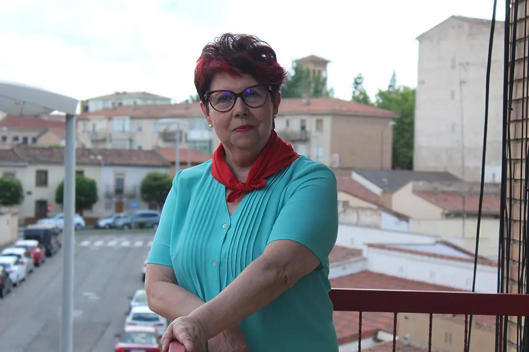 Camino Mart&iacute;nez, en el balc&oacute;n de su casa de la calle Baquero Jacoste