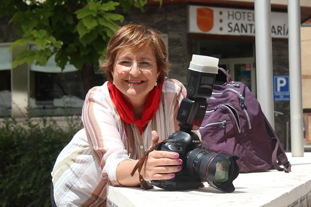 Blanca Aldanondo con dos elementos de los que no se separa. Su mochila y su c&aacute;mara... bueno, una de las muchas que tiene