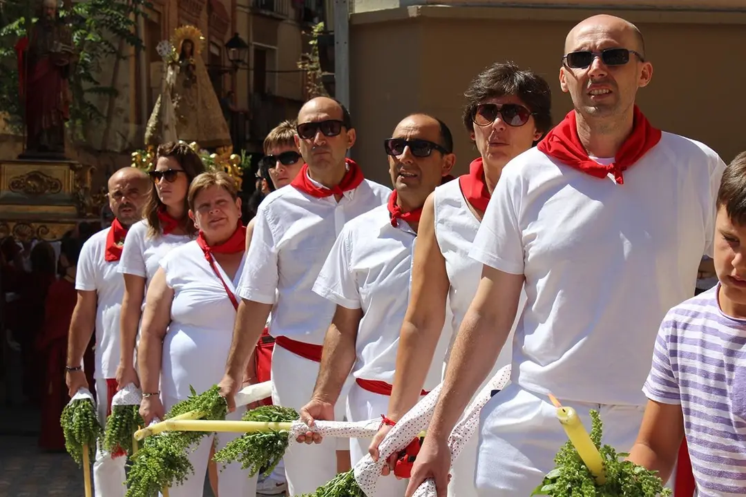 Asistentes a la procesi&oacute;n, en una imagen ic&oacute;nica de cada 26 de julio, con la patrona al lado