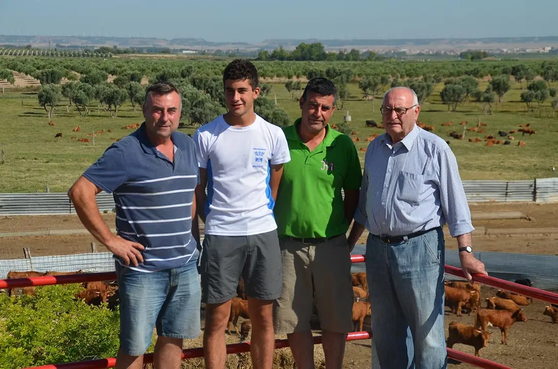 Tres generaciones de Arriazu: Roberto (hijo de Jos&eacute;), Javier (hijo de V&iacute;ctor), V&iacute;ctor (hijo de Jos&eacute;) y Jos&eacute; Arriazu