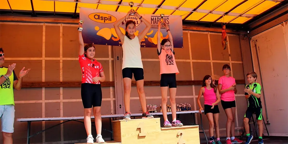 Podium de las j&oacute;venes ciclistas que participaron en la carrera