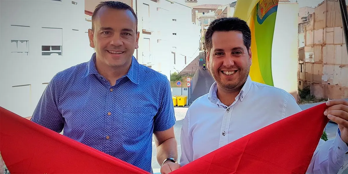 &Oacute;scar Mart&iacute;nez es acompa&ntilde;ado por el alcalde, Javier Garc&iacute;a