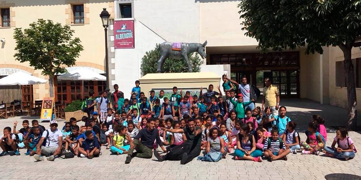 Cerca de 90 niños y niñas saharauis visitan el parque de Sendaviva en Navarra.