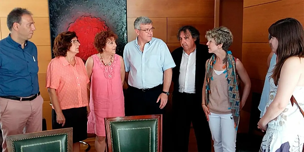 Mar&iacute;a Victoria Broto ha asistido a la firma de un convenio entre el IASS y el Ayuntamiento para la creaci&oacute;n de este enlace profesional.